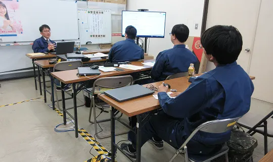 社会人としての心構えや働く上で必要な基礎知識を身につける